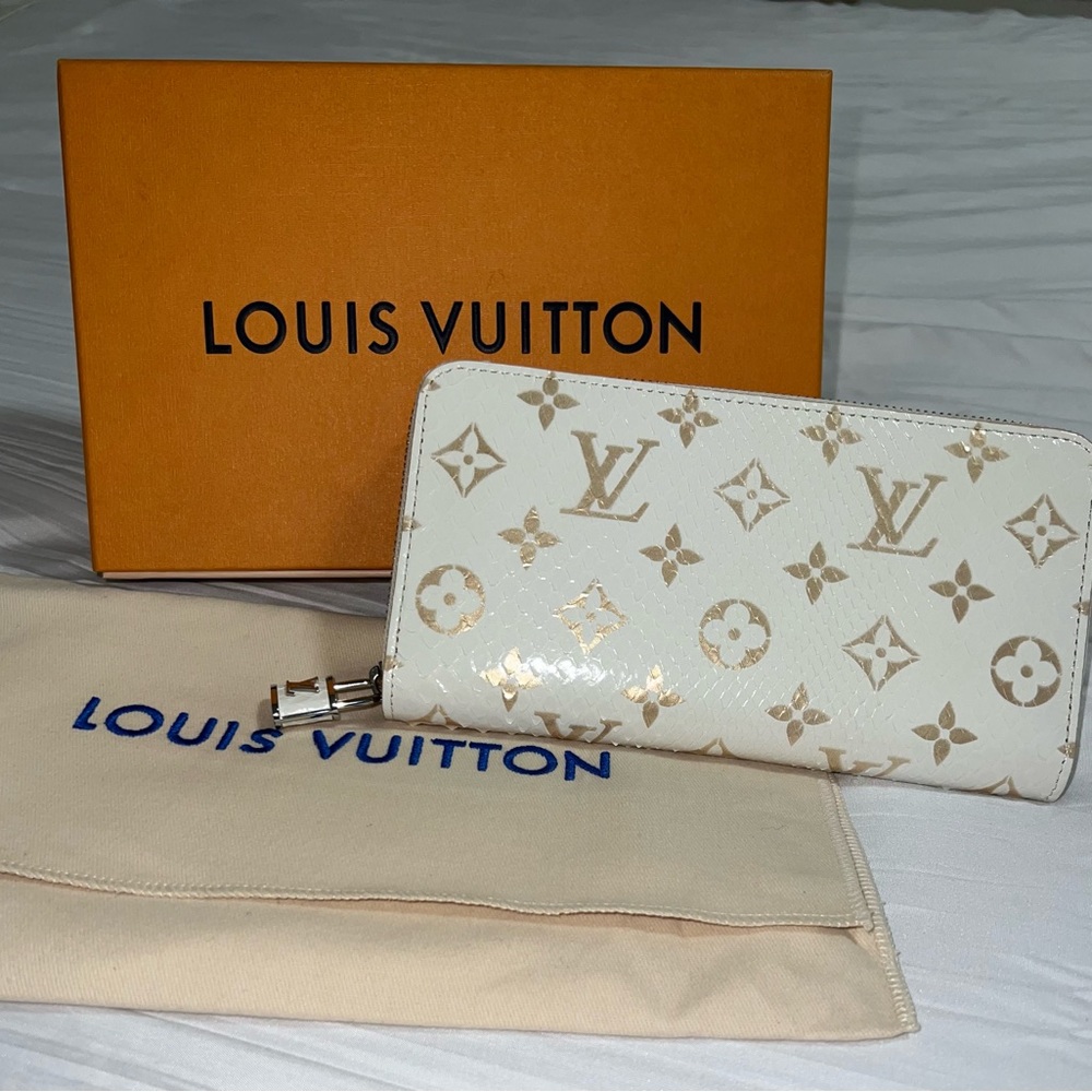 Authentic LV Zippy Wallet Padlock ( exotic leather:python)